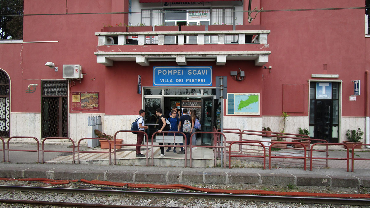 Pompeii Scavi station